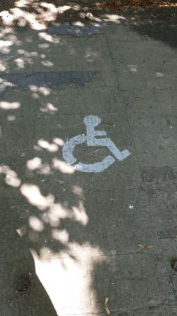 Место для стоянки автомобилей инвалидов